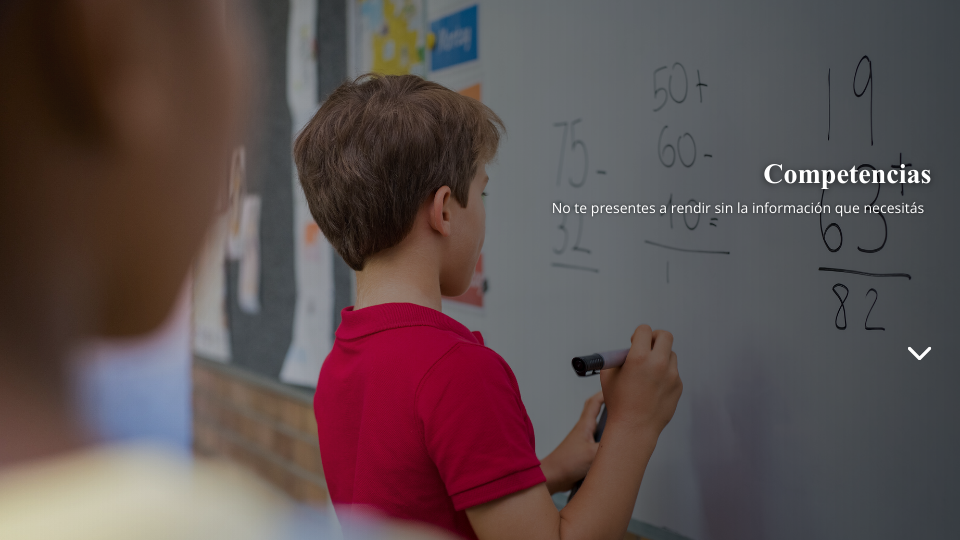 Imagen de un joven matemático resolviendo problemas en un pizarrón